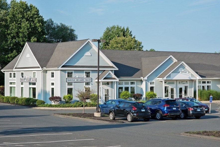 10 East St, East Granby, CT à louer - Photo du bâtiment - Image 3 de 10