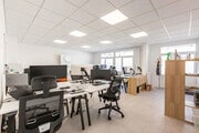 Espace de travail moderne, lumineux et fonctionnel pour vos projets professionnels.