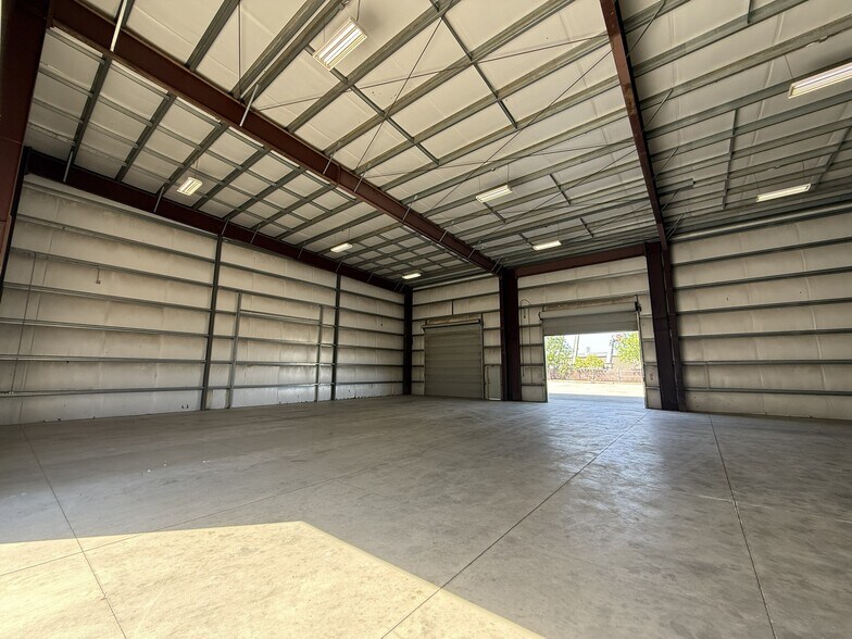 969 Carrier Parkway Ave, Bakersfield, CA à louer - Photo du bâtiment - Image 2 de 6