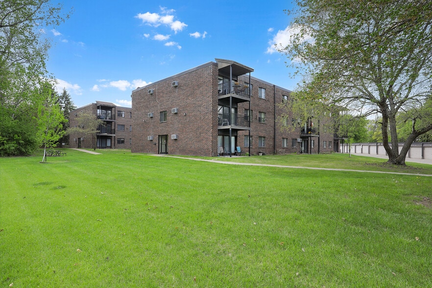 2050 7th Ave E, North Saint Paul, MN for sale - Building Photo - Image 2 of 26