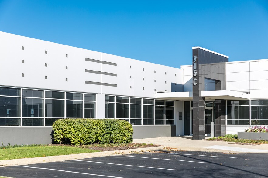 915 National Pky, Schaumburg, IL à louer - Photo du bâtiment - Image 1 de 5