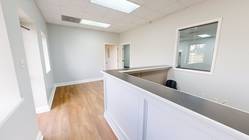 635 Petro Point Dr, Lake Charles, LA à vendre - Photo du bâtiment - Image 2 de 35