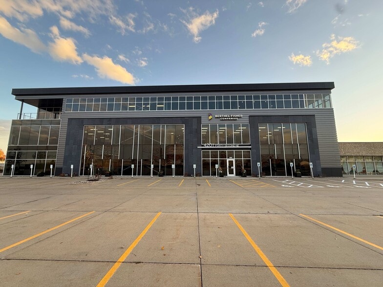 4201 42nd St NE, Cedar Rapids, IA for lease - Primary Photo - Image 1 of 8