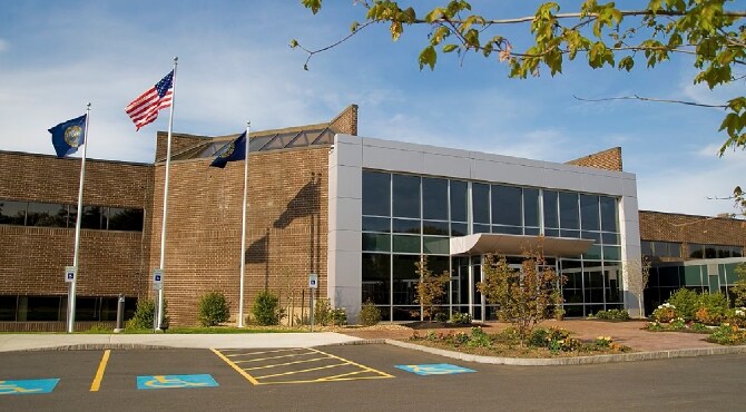 100 Domain Dr, Exeter, NH à louer - Photo du bâtiment - Image 2 de 13