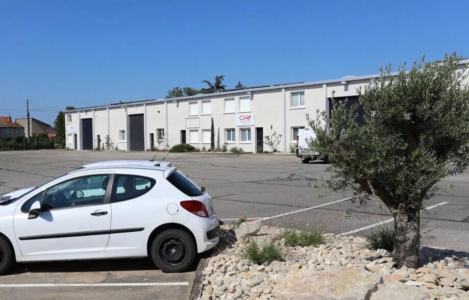 Flex dans Décines-Charpieu à louer - Photo du bâtiment - Image 2 de 2