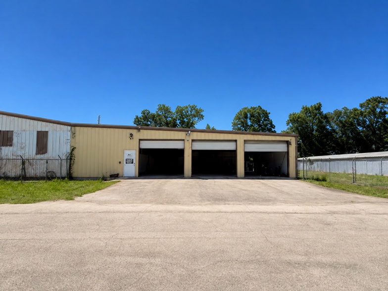 8635 E Mt Houston Rd, Houston, TX for lease - Building Photo - Image 3 of 28