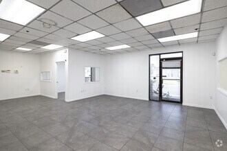 2363 Industrial Blvd, Sarasota, FL for lease Interior Photo- Image 2 of 11