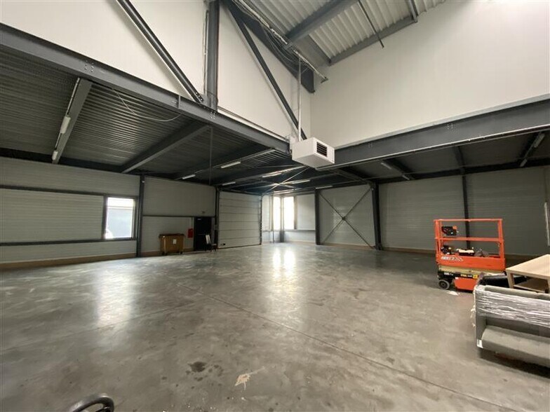 36 Avenue Marc Sangnier, Villeneuve-la-Garenne for lease - Interior Photo - Image 3 of 8
