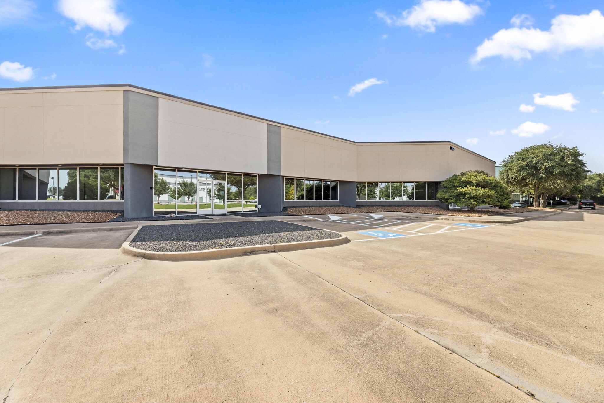 12920 Senlac Dr, Farmers Branch, TX à louer Photo du bâtiment- Image 1 de 17
