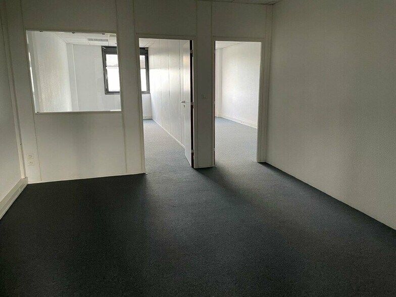 Office in Saint-Quentin-Fallavier for lease - Interior Photo - Image 2 of 34