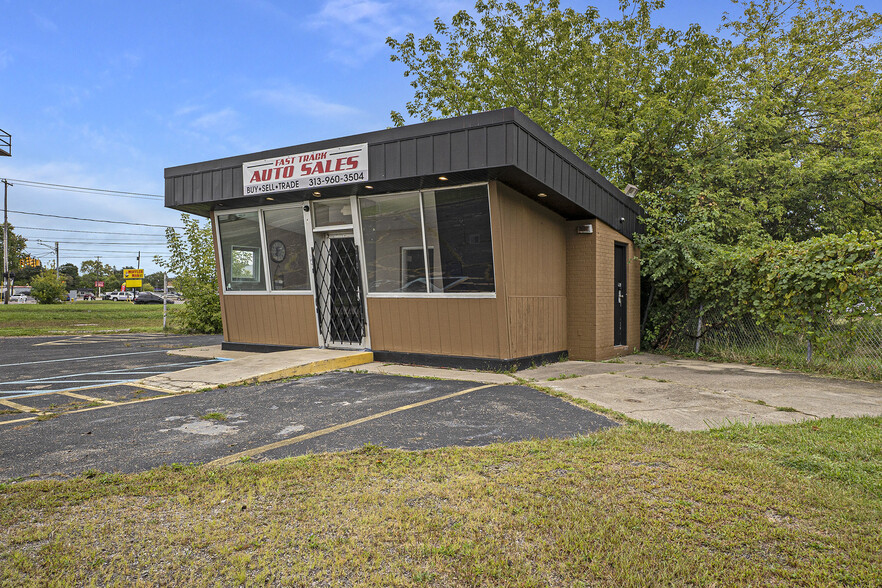 4023 W Pierson Rd, Flint, MI for lease - Building Photo - Image 3 of 17