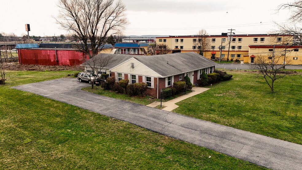 1252 Harrisburg Pike, Carlisle, PA à vendre - Photo du bâtiment - Image 3 de 27