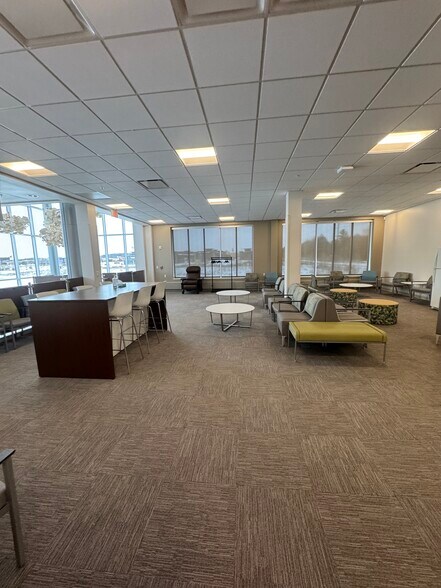 3119 Woodman Dr, Altoona, WI à louer - Photo du bâtiment - Image 3 de 10