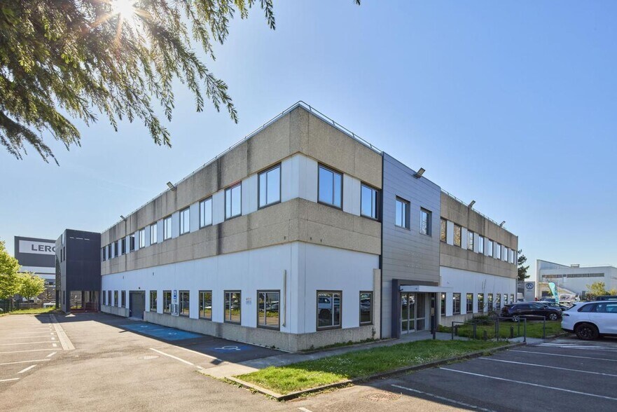 Flex dans Nanterre à louer - Photo du bâtiment - Image 3 de 13