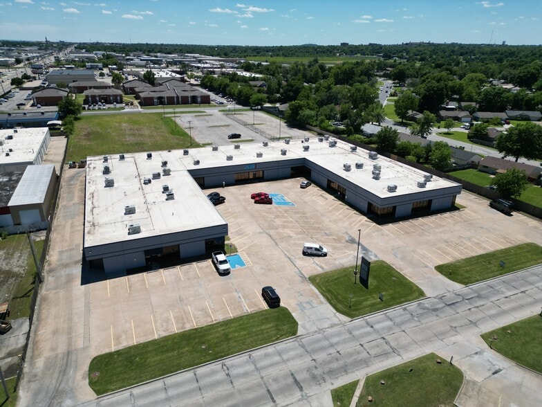9522 E 47th Pl, Tulsa, OK for sale - Building Photo - Image 3 of 10