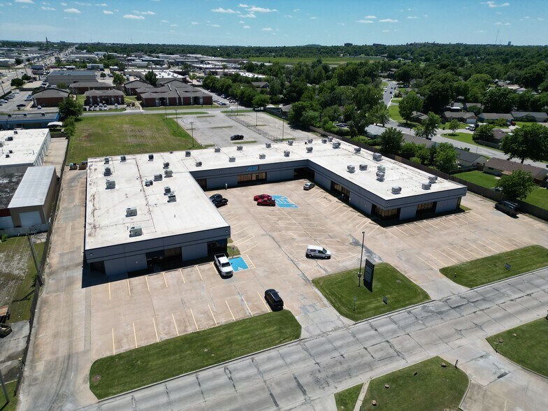 9522 E 47th Pl, Tulsa, OK à vendre - Photo du bâtiment - Image 3 de 10