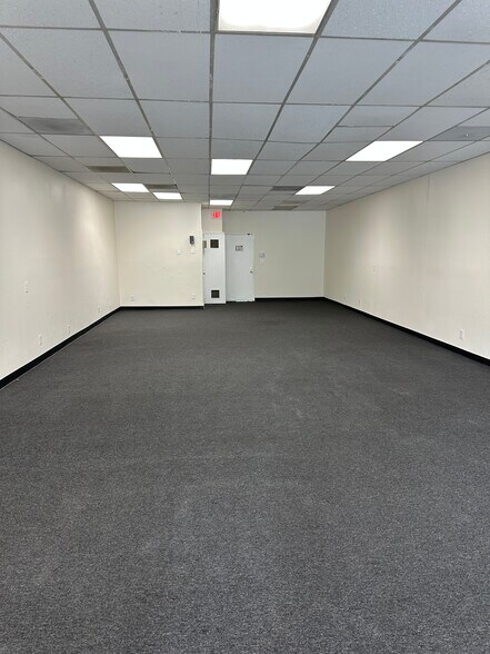 521-595 S Azusa Way, La Puente, CA à louer - Photo intérieure - Image 3 de 4