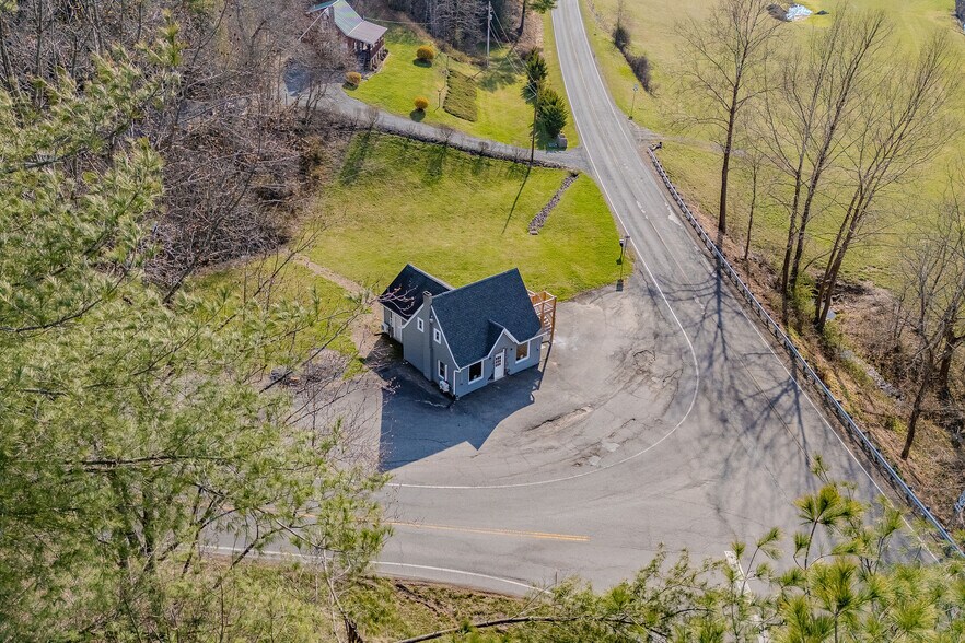 12 Scenic Rd, Fries, VA à vendre - Photo du bâtiment - Image 2 de 36