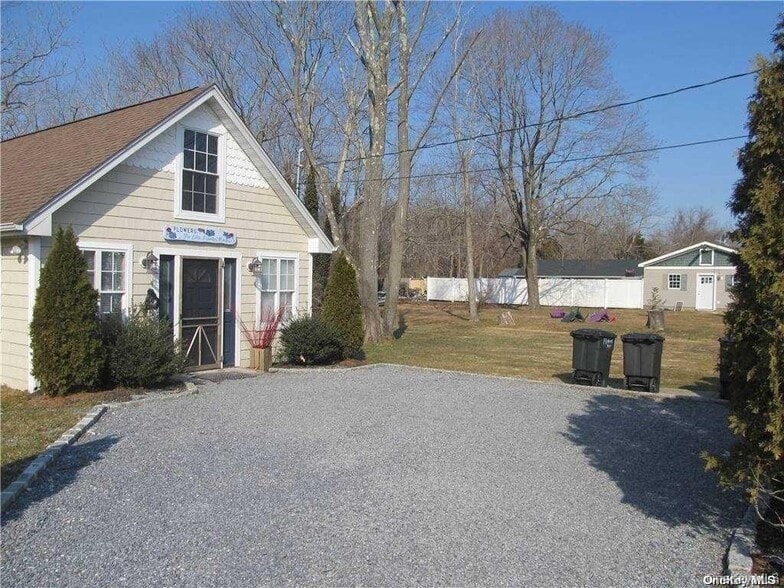 591 Main St, Center Moriches, NY for lease - Building Photo - Image 3 of 23