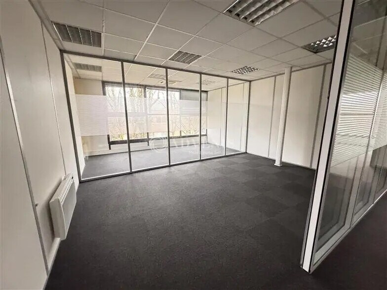 Office in Lognes for lease - Building Photo - Image 3 of 4