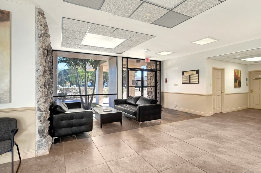 1620 Medical Ln, Fort Myers, FL for lease - Lobby - Image 3 of 10