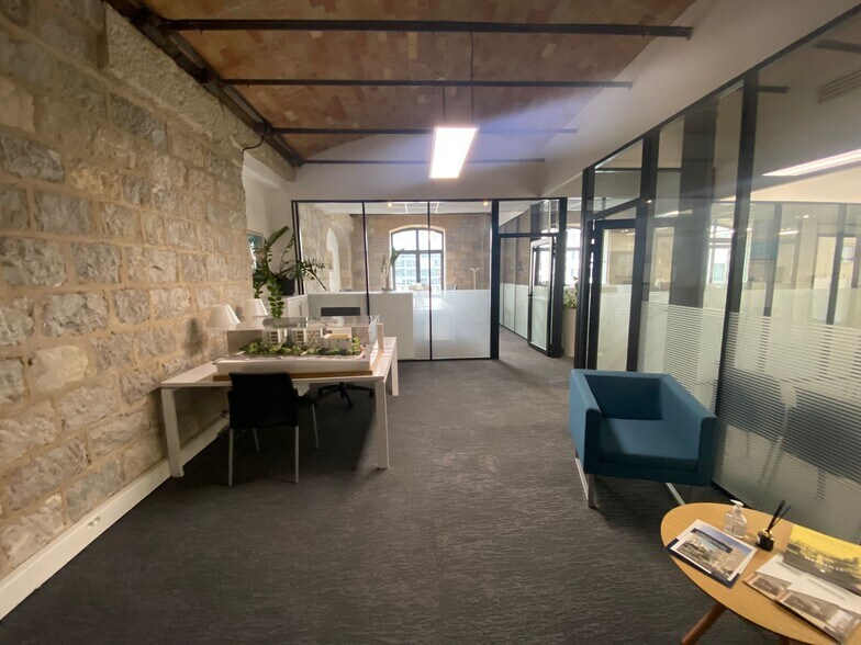 10 Place De La Joliette, Marseille for lease - Interior Photo - Image 2 of 10