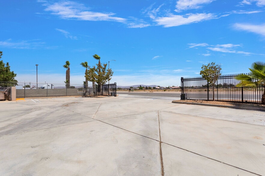 11768 Mariposa Rd, Hesperia, CA for lease - Building Photo - Image 3 of 9