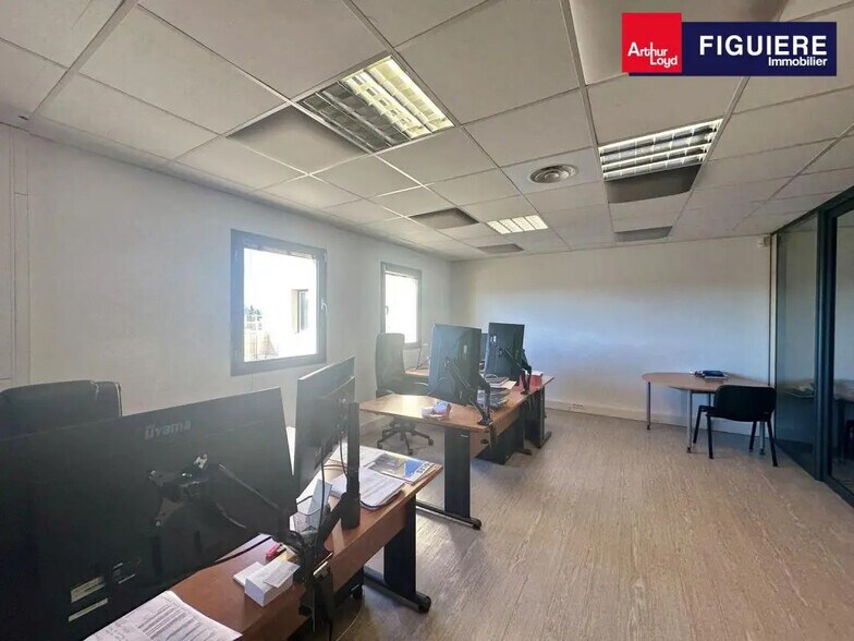 465 Rue Claude Nicolas Ledoux, Aix-en-Provence à louer - Photo du bâtiment - Image 3 de 12