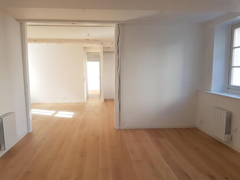 Office in Rouen for lease - Interior Photo - Image 3 of 11