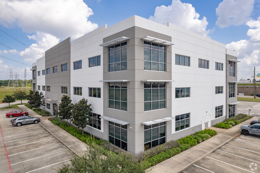 7102 N Sam Houston Pky W, Houston, TX à louer - Photo du bâtiment - Image 2 de 7