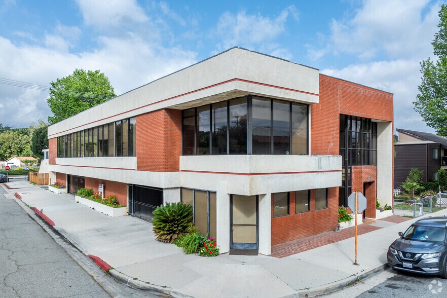 24303 Walnut St, Santa Clarita, CA à louer - Photo du bâtiment - Image 1 de 18