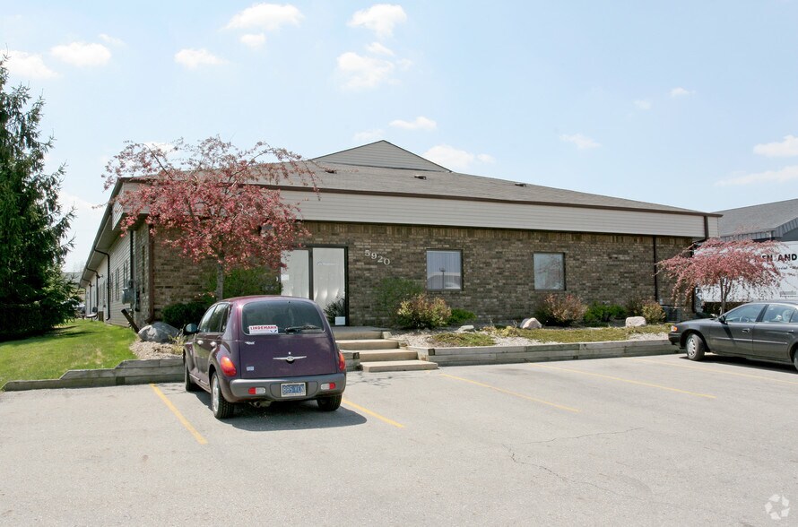 5918-5920 Enterprise Dr, Lansing, MI à louer - Photo du bâtiment - Image 2 de 4