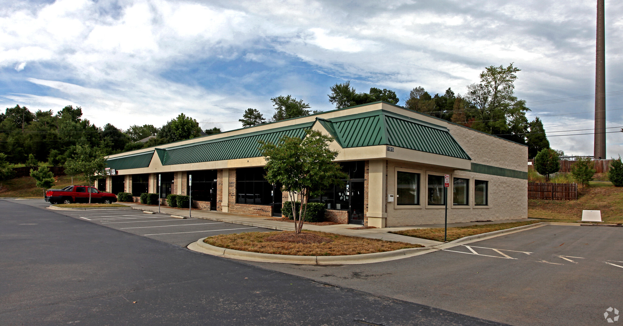 11915 N Tryon St, Charlotte, NC for sale Primary Photo- Image 1 of 1