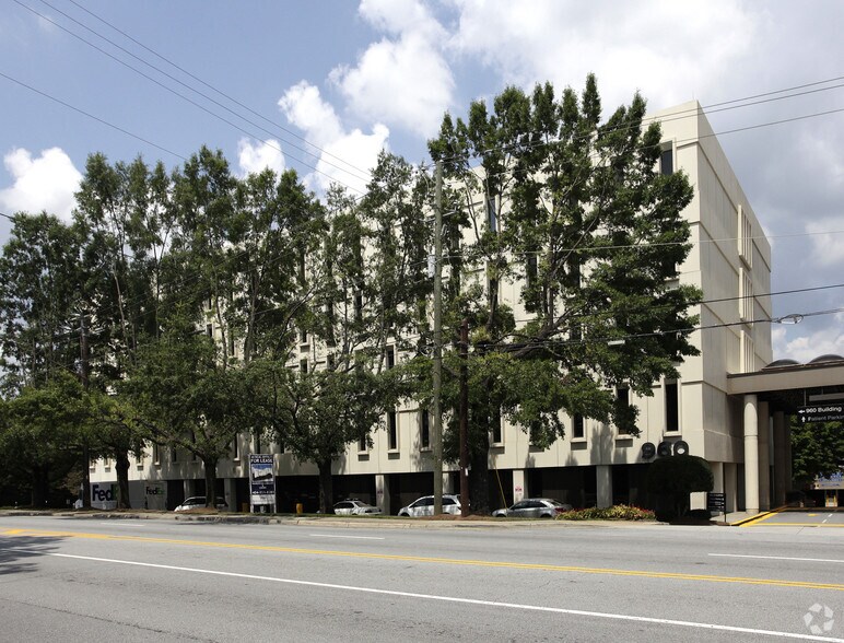 960 Johnson Ferry Rd NE, Atlanta, GA à louer - Photo du bâtiment - Image 2 de 2
