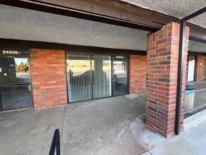 24450 Lyons Ave, Newhall, CA à louer Photo intérieure- Image 1 de 5