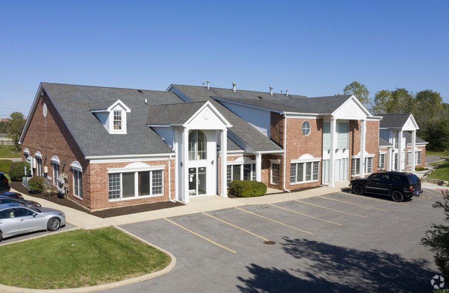 33 W Higgins Rd, South Barrington, IL for sale - Primary Photo - Image 1 of 3