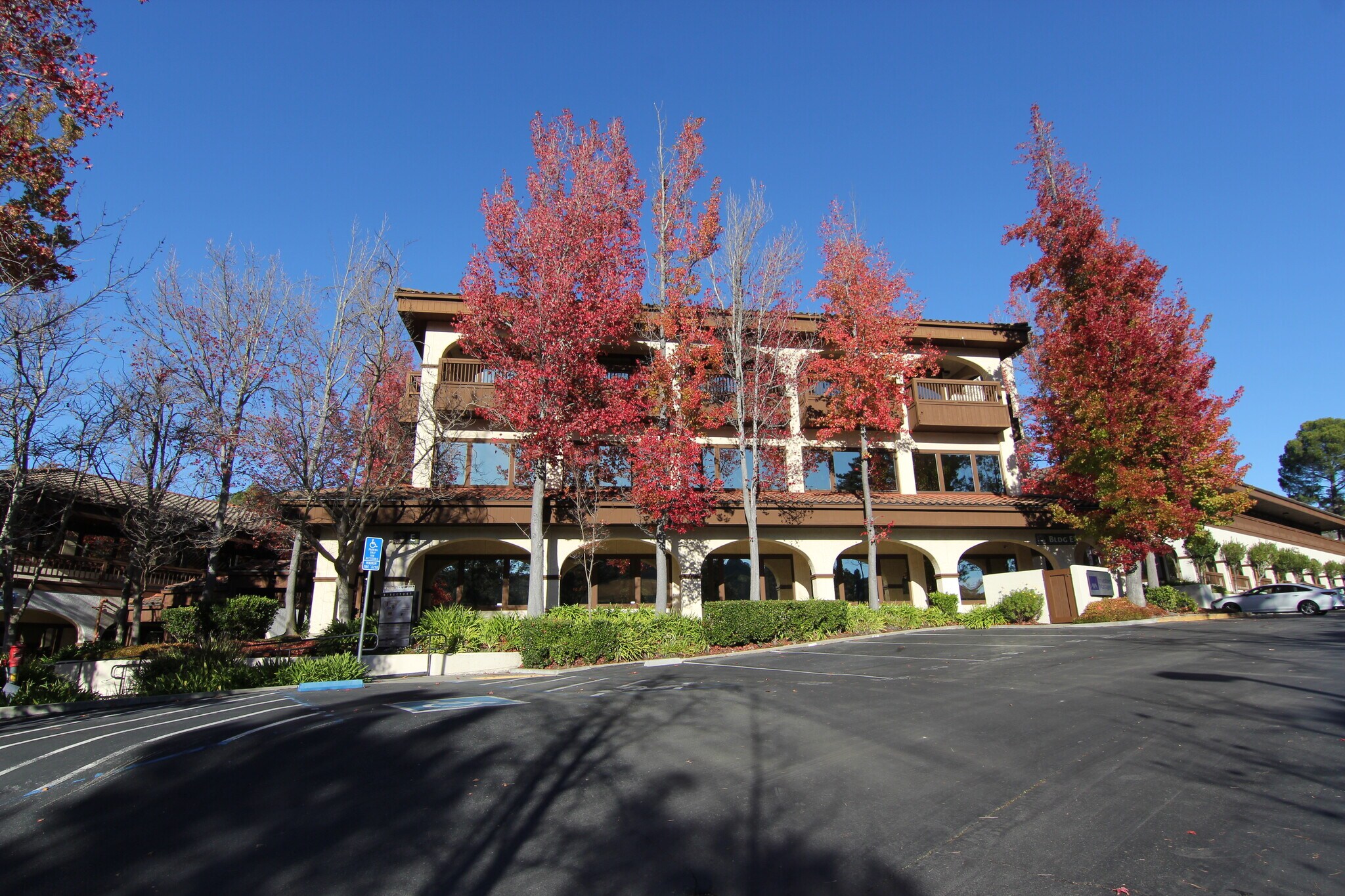 4 Orinda Way Properties portfolio of 5 properties for sale on LoopNet.ca Primary Photo- Image 1 of 6