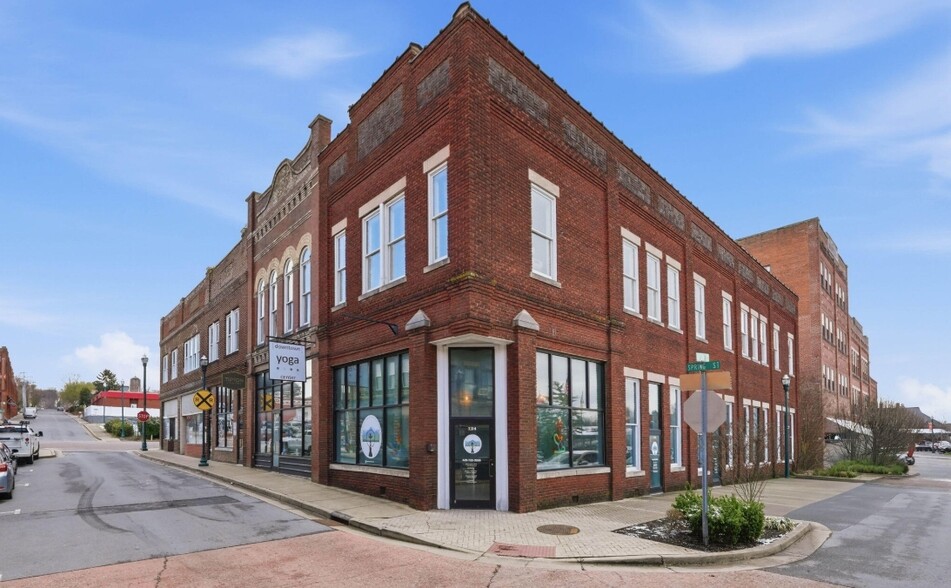 124 Tipton St, Johnson City, TN for sale - Primary Photo - Image 1 of 22