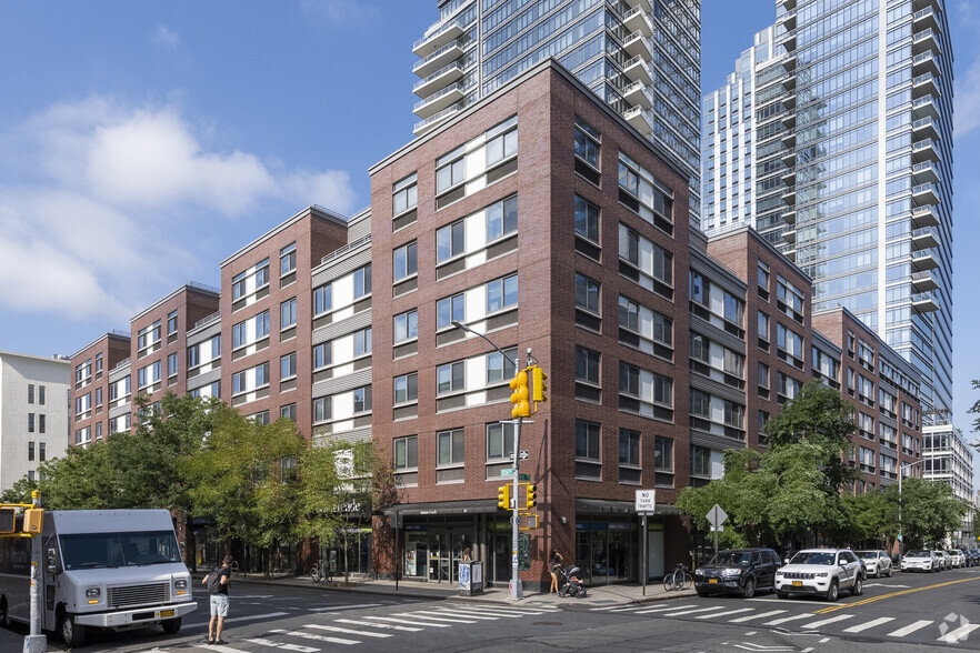 164 Kent Ave, Brooklyn, NY for lease - Primary Photo - Image 1 of 6