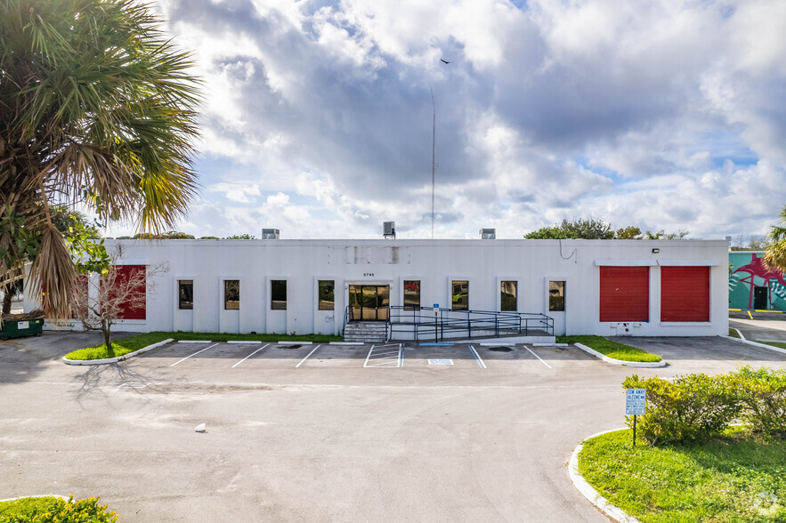 5736-5740 Columbia Cir, West Palm Beach, FL for lease - Building Photo - Image 3 of 14