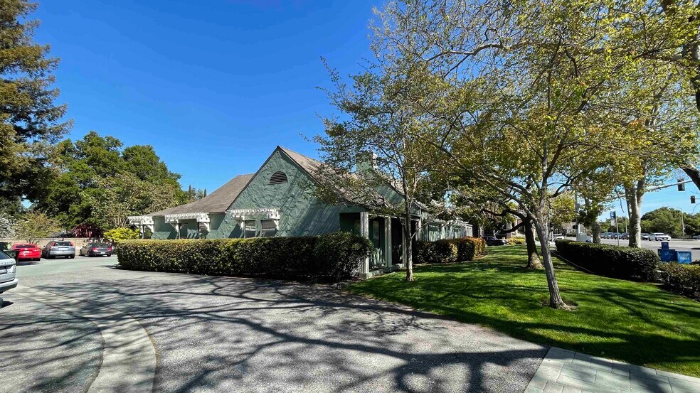 1691 El Camino Real, Palo Alto, CA à louer - Photo du bâtiment - Image 2 de 10