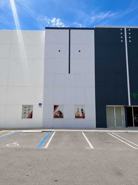 6371 NW 102nd Ave, Doral, FL for lease - Building Photo - Image 2 of 11