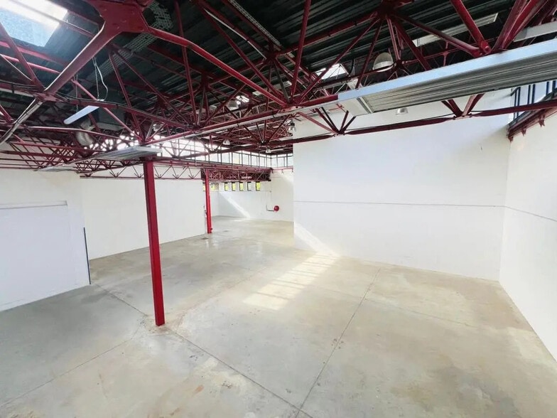 Flex in Montigny-le-Bretonneux for lease - Building Photo - Image 2 of 19