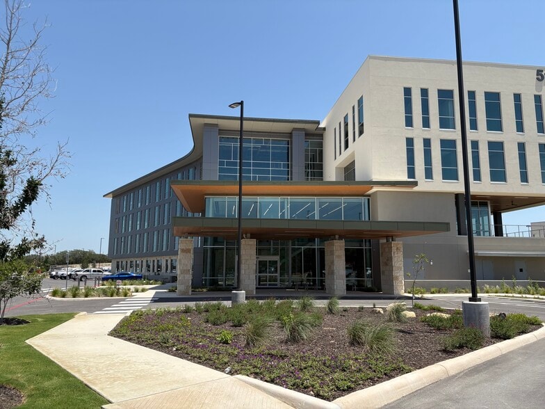 5126 W Loop 1604 N, San Antonio, TX à louer - Photo du bâtiment - Image 2 de 4