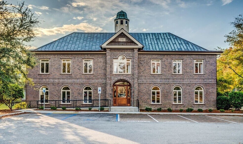 741 Johnnie Dodds Blvd, Mount Pleasant, SC for lease - Building Photo - Image 1 of 10