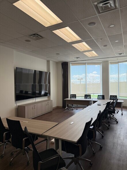 8585 Rte Transcanadienne, Montréal, QC à louer - Photo du bâtiment - Image 3 de 14