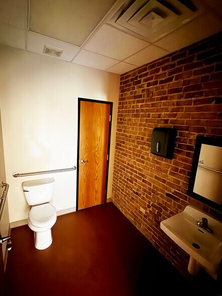 915 E Ash St, Columbia, MO à louer - Photo du bâtiment - Image 2 de 19