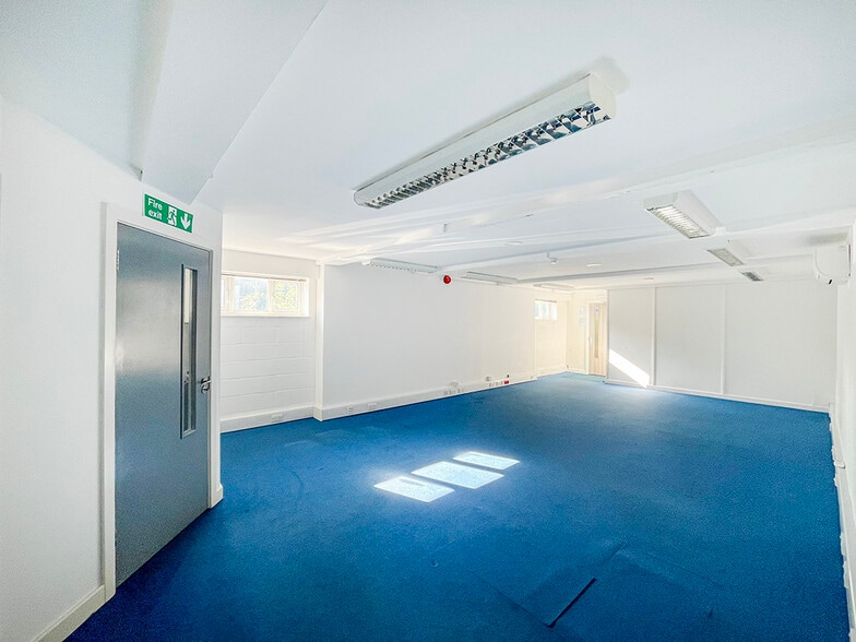 72 Station Rd, Liss for sale - Interior Photo - Image 2 of 10