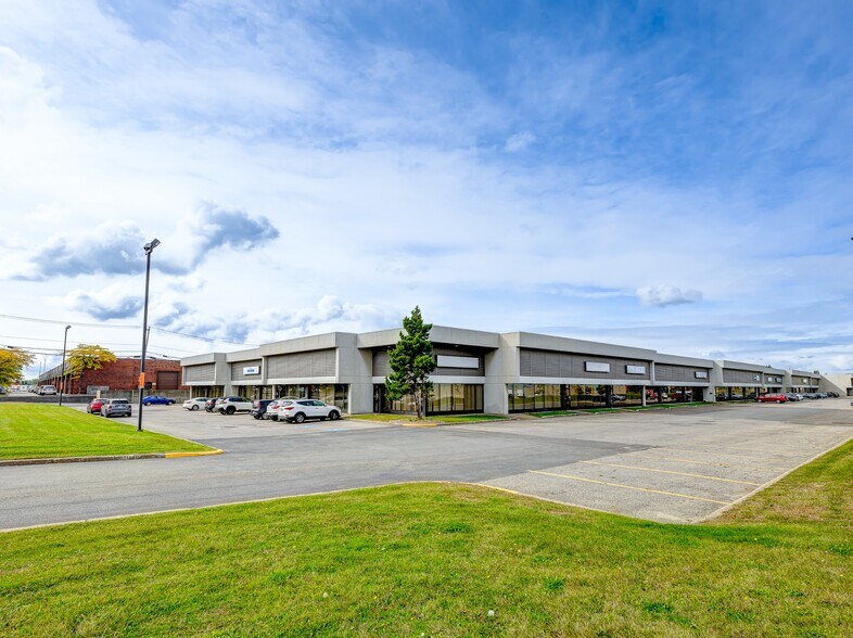 3339-3403 St Griffith, Saint-Laurent, QC à louer - Photo du bâtiment - Image 3 de 10