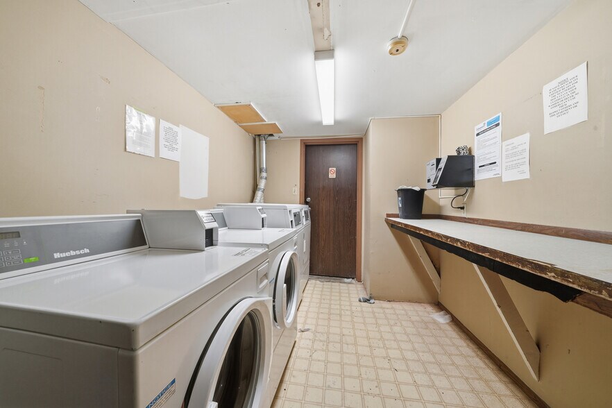 4746 55 St, Red Deer, AB à vendre - Photo du bâtiment - Image 3 de 19